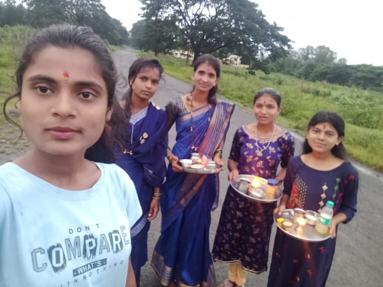 ನವರಾತ್ರಿಯ ಹಿನ್ನೆಲೆಯಲ್ಲಿ ಬಣ್ಣದ ಸೀರೆಗಳಲ್ಲಿ ಕಂಗೊಳಿಸಿದ ಹೆಂಗಳೆಯರು!