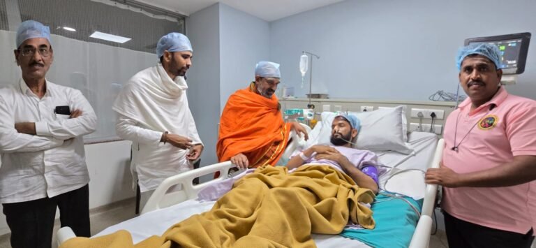 ಎಸ್ಬಿಐ ದರೋಡೆ ಪ್ರಕರಣ: ಗಾಯಾಳು ಆರೋಗ್ಯ ವಿಚಾರಿಸಿದ ನಿಜಗುಣ ಶ್ರೀ