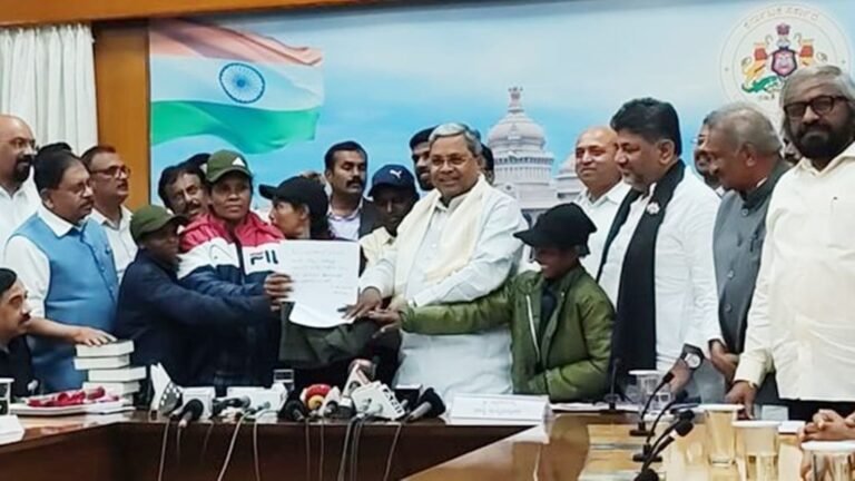 ಸಿಎಂ ಸಿದ್ದರಾಮಯ್ಯ ಸಮ್ಮುಖದಲ್ಲಿ ಆರು ನಕ್ಸಲೀಯರು ಶರಣು! ಕರ್ನಾಟಕದ ಇತಿಹಾಸದಲ್ಲೇ ಮೊದಲು!<br />
<b>Deprecated</b>: strip_tags(): Passing null to parameter #1 ($string) of type string is deprecated in <b>/home/u749535979/domains/suvarnasamachara.com/public_html/wp-content/themes/Newspaper/loop-single.php</b> on line <b>64</b><br />
ಸಿಎಂ ಸಿದ್ದರಾಮಯ್ಯ ಸಮ್ಮುಖದಲ್ಲಿ ಆರು ನಕ್ಸಲೀಯರು ಶರಣು! ಕರ್ನಾಟಕದ ಇತಿಹಾಸದಲ್ಲೇ ಮೊದಲು!